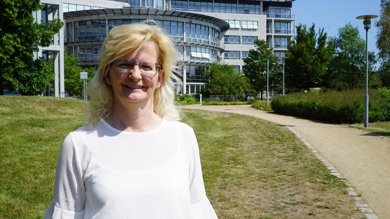 Simone Pareigis steht vor einem Gebäude. Simone Pareigis steht vor einem Gebäude.