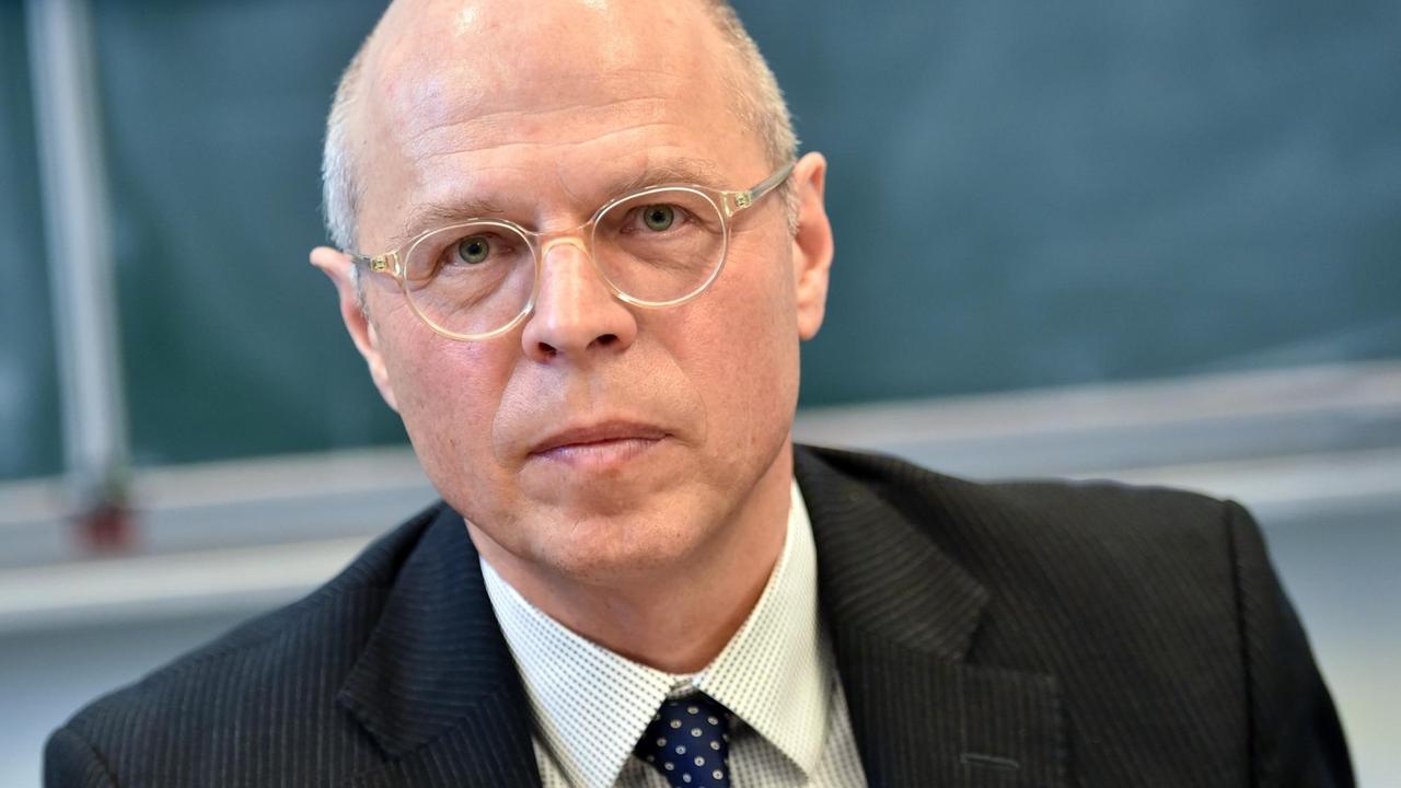Das Bild zeigt Klaus Michael Beier, Sexualmediziner an der Charite Berlin, während einer Pressekonferenz. Das Bild zeigt Klaus Michael Beier, Sexualmediziner an der Charite Berlin, während einer Pressekonferenz.