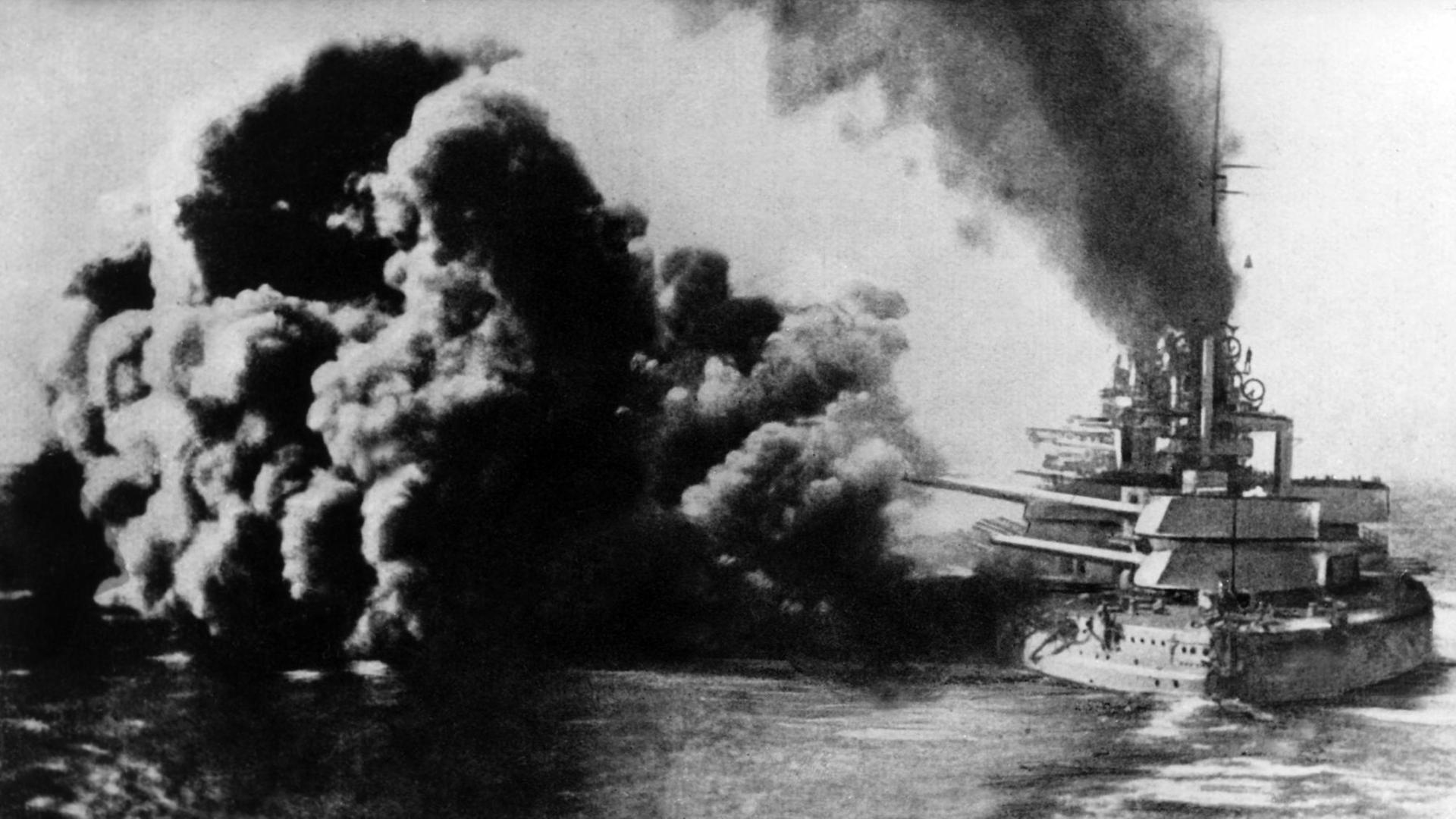 Ein deutsches Großkampfschiff beim Abfeuern einer Breitseite während der legendären Schlacht von Skagerrak Mai/Juni 1916.