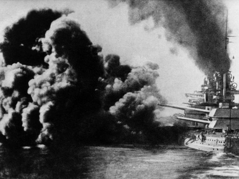 Ein deutsches Großkampfschiff beim Abfeuern einer Breitseite während der legendären Schlacht von Skagerrak Mai/Juni 1916.