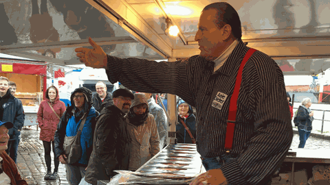Dieter Bruhn " Aale-Dieter" -  seit fünf Jahrzehnten verkauft er auf dem Hamburger Fischmarkt Aal und Lachs. 