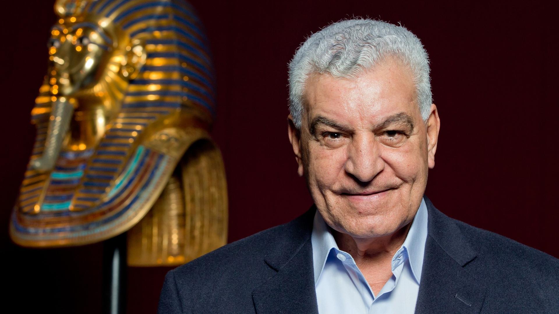 Der Ägyptologe Zahi Hawass am 19.11.2013 in der Nürnberger Ausstellung "Tutanchamun - Sein Grab und die Schätze" Der Ägyptologe Zahi Hawass am 19.11.2013 in der Nürnberger Ausstellung "Tutanchamun - Sein Grab und die Schätze"