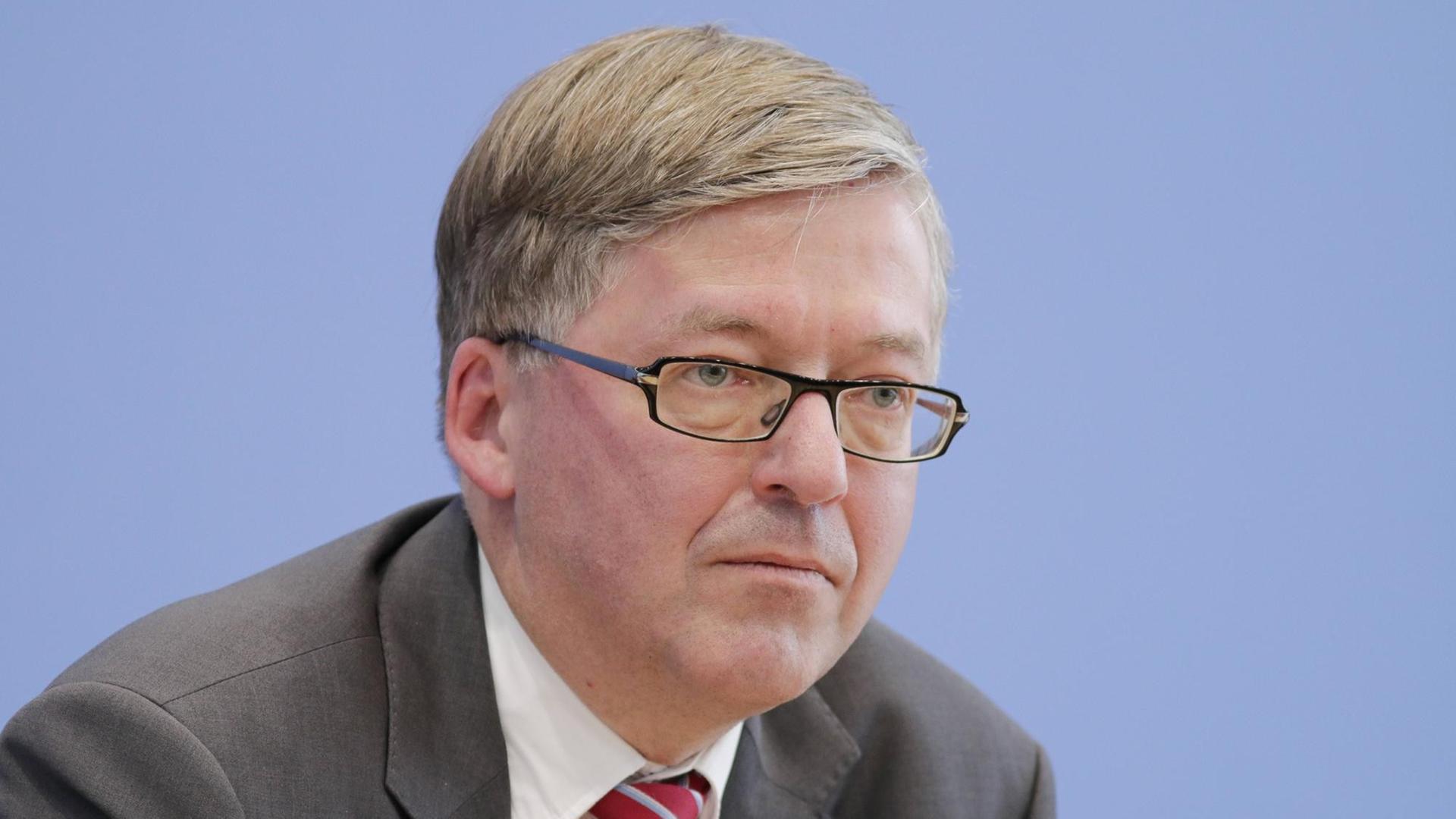 Hans-Peter Bartels, Wehrbeauftragter des Deutschen Bundestages, in der Bundespressekonferenz in Berlin. Hans-Peter Bartels, Wehrbeauftragter des Deutschen Bundestages, in der Bundespressekonferenz in Berlin.