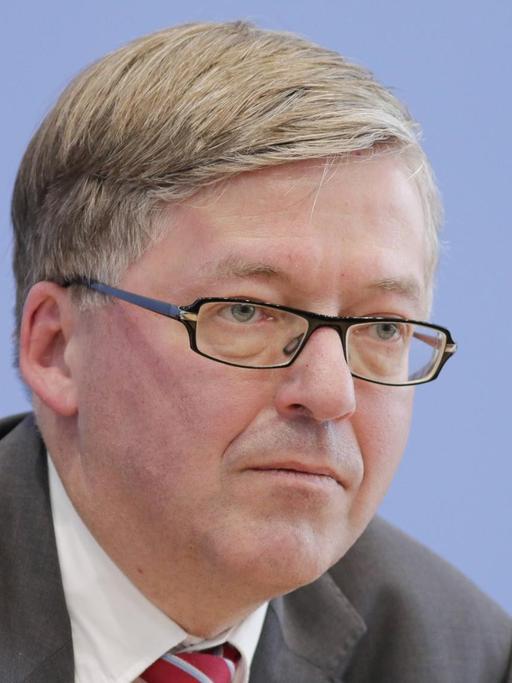 Hans-Peter Bartels, Wehrbeauftragter des Deutschen Bundestages, in der Bundespressekonferenz in Berlin.