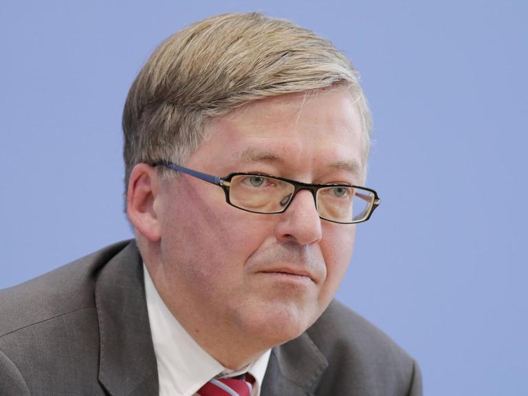 Hans-Peter Bartels, Wehrbeauftragter des Deutschen Bundestages, in der Bundespressekonferenz in Berlin.