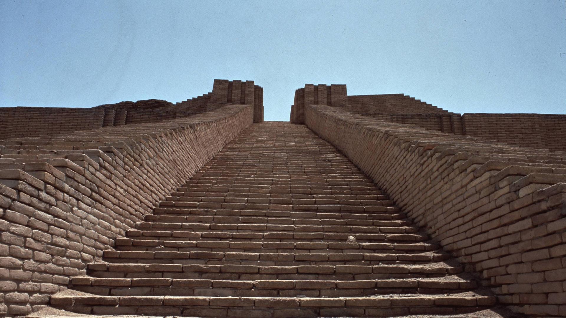 Mesopotamien: Blick auf die Treppenstufen der rekonstruierten Zikkurat von Ur im Irak Mesopotamien: Blick auf die Treppenstufen der rekonstruierten Zikkurat von Ur im Irak