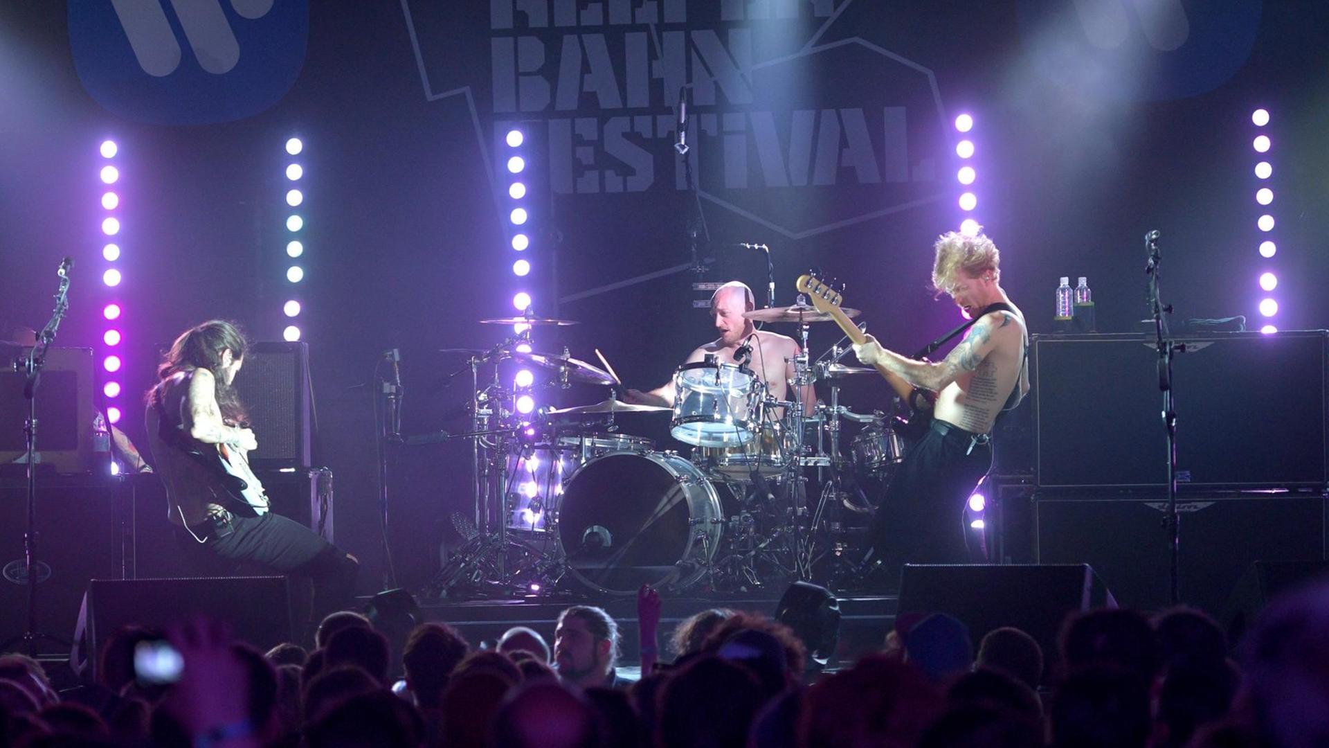Die schottische Rockband Biffy Clyro, mit Leadgitarrist Simon Neil (v.l.), Schlagzeuger Ben Johnston und Bassist James Johnston, steht am 24.09.2016 in Hamburg beim Reeperbahnfestival im Docks auf der Bühne.