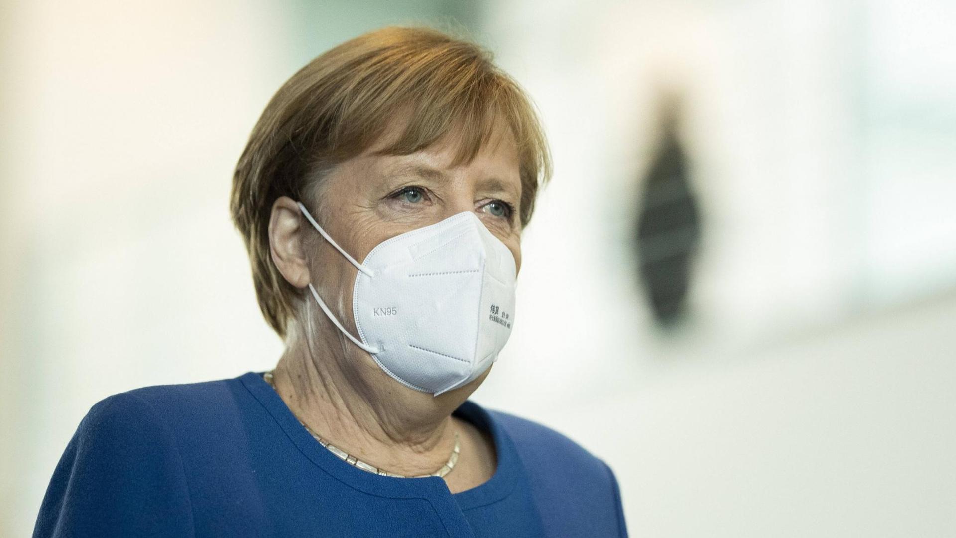 Bundeskanzlerin Angela Merkel mit einer Mund-Nasen-Bedeckung. Bundeskanzlerin Angela Merkel mit einer Mund-Nasen-Bedeckung.