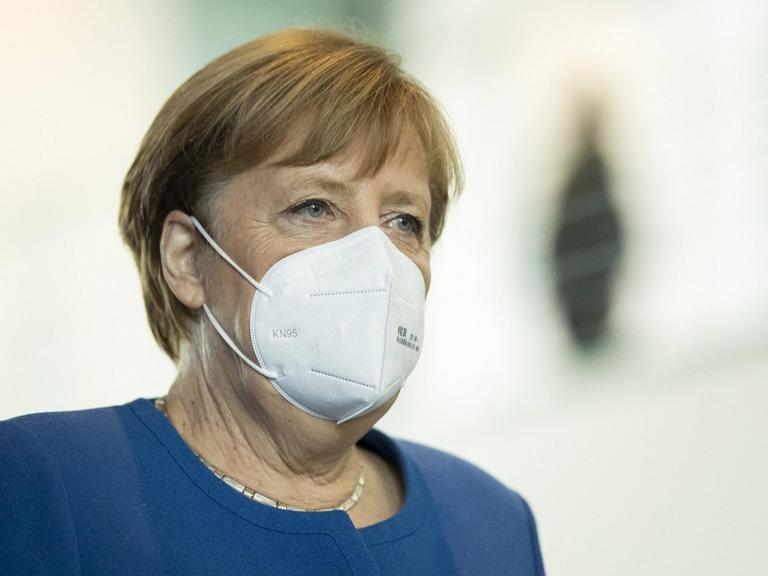Bundeskanzlerin Angela Merkel mit einer Mund-Nasen-Bedeckung.