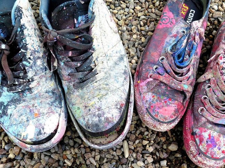 Erinnerungsstücke an die "Bunte Revolution" in Mazedonien: Die Schuhe von Irena Sterijovska und Zamir Mehmeti