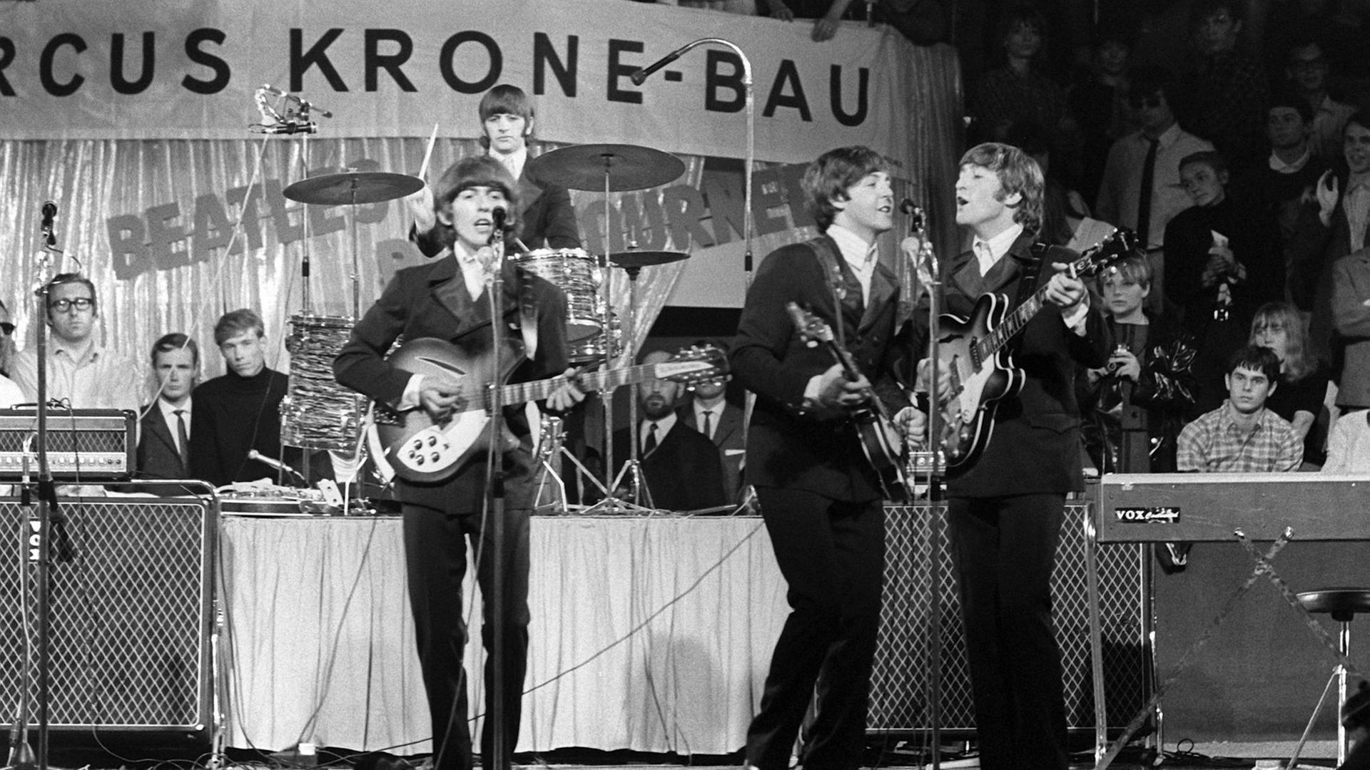 Die Beatles mit George Harrison, Paul McCartney, John Lennon und Ringo Starr treten am 24.06.1966 im Münchner Circus Krone-Bau auf. Die Beatles mit George Harrison, Paul McCartney, John Lennon und Ringo Starr treten am 24.06.1966 im Münchner Circus Krone-Bau auf.