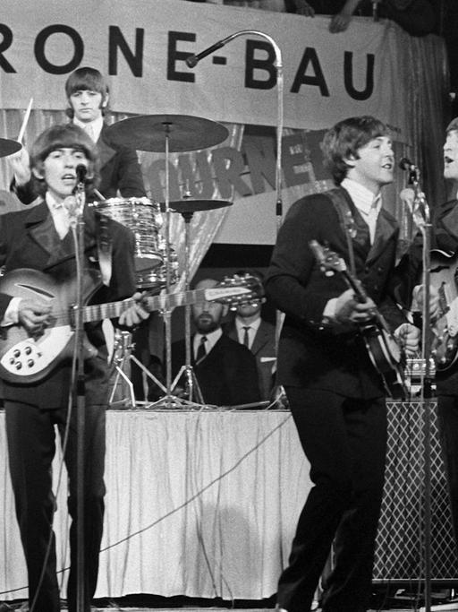 Die Beatles mit George Harrison, Paul McCartney, John Lennon und Ringo Starr treten am 24.06.1966 im Münchner Circus Krone-Bau auf.