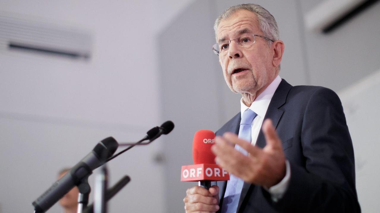 Der österreichische Präsidentschaftskandidat der Grünen, Alexander Van der Bellen, bei einer Presseerklärung nach der Entscheidung des Verfassungsgerichtshofs, die Stichwahl für ungültig zu erklären. Der österreichische Präsidentschaftskandidat der Grünen, Alexander Van der Bellen, bei einer Presseerklärung nach der Entscheidung des Verfassungsgerichtshofs, die Stichwahl für ungültig zu erklären.