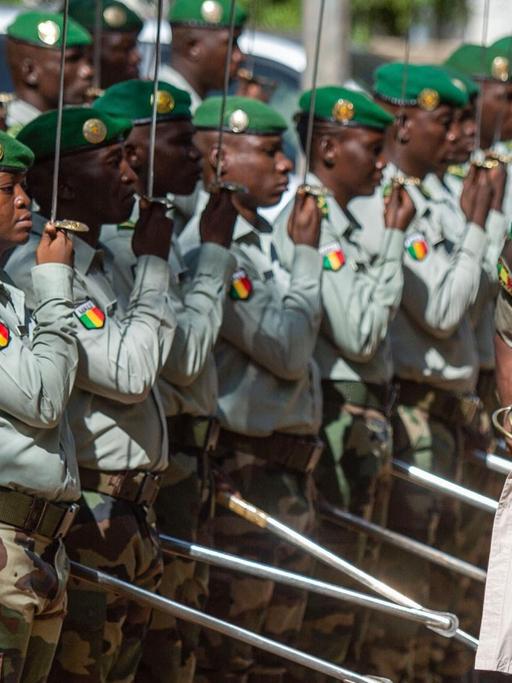 Annegret Kramp-Karrenbauer (CDU), Verteidigungsministerin, wird im Ausbildungszentrum der malischen Streitkräfte mit militärischen Ehren empfangen.