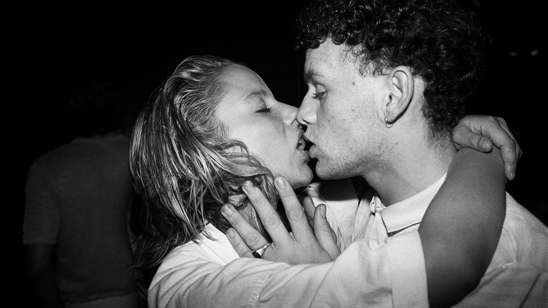 Tom Wood B&W Kiss, 1982 (Detail) aus der Serie Looking for love, 1982–85 Fotografie, 24 x 30 cm Kunsthalle Bremen – Der Kunstverein in Bremen, © Tom Wood, courtesy of the artist Tom Wood B&W Kiss, 1982 (Detail) aus der Serie Looking for love, 1982–85 Fotografie, 24 x 30 cm Kunsthalle Bremen – Der Kunstverein in Bremen, © Tom Wood, courtesy of the artist