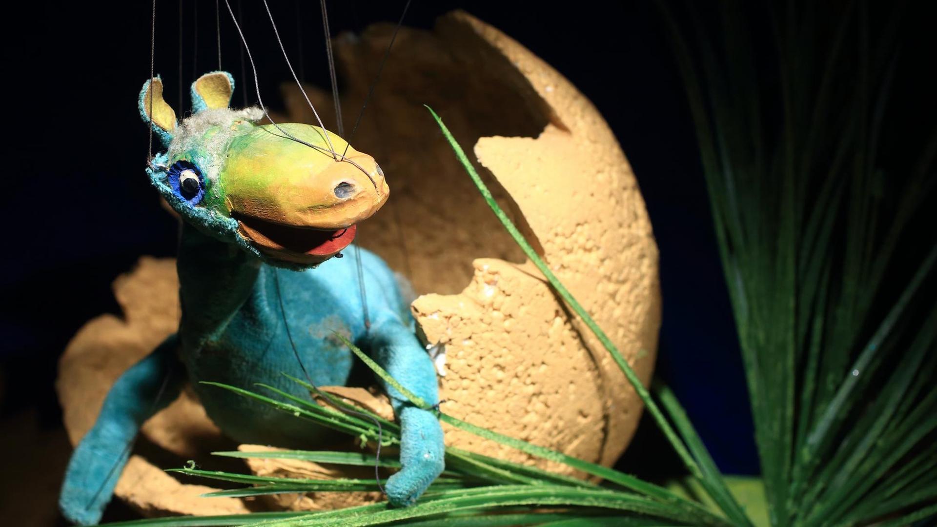 Die Marionette Urmel, aufgenommen am 13.11.2014 in der Ausstellung zur Augsburger Puppenkiste im Puppentheater in Magdeburg (Sachsen-Anhalt). Foto: Jens Wolf Die Marionette Urmel, aufgenommen am 13.11.2014 in der Ausstellung zur Augsburger Puppenkiste im Puppentheater in Magdeburg (Sachsen-Anhalt). Foto: Jens Wolf