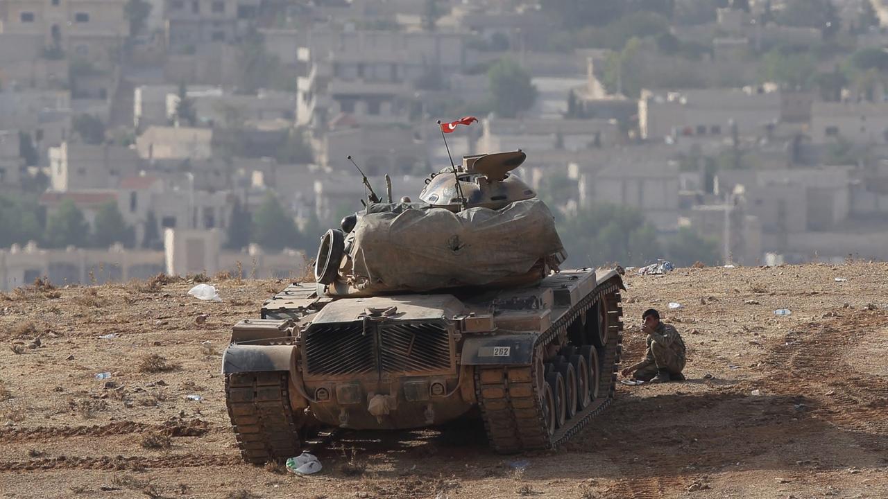 Ein türkischer Panzer vor der syrischen Grenze bei Suruc - nahe Kobane am 10.10.2014