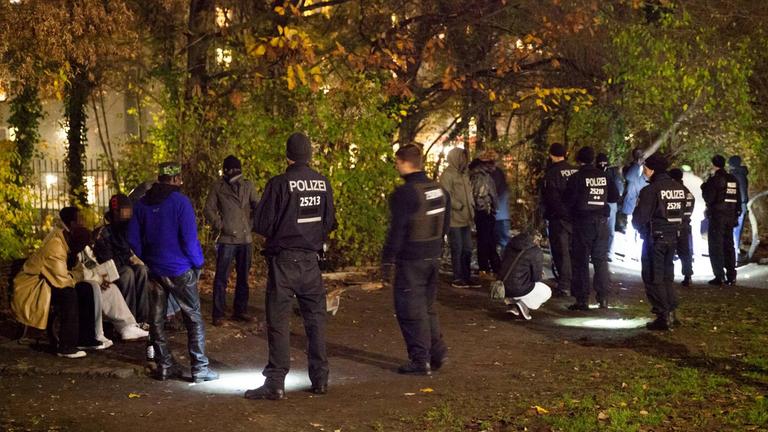Polizeibeamte kontrollieren mit einer Hundertschaft im und um den Görlitzer Park in Berlin Kreuzberg mutmaßliche Dealer, um den Drogenhandel einzudämmen. Dabei wird der Park mit Lichtmasten ausgeleuchtet.