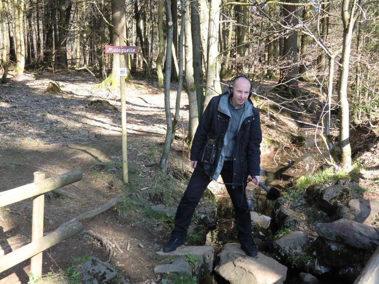Arndt Reuning mit Aufnahmegerät an der Niddaquelle Arndt Reuning mit Aufnahmegerät an der Niddaquelle