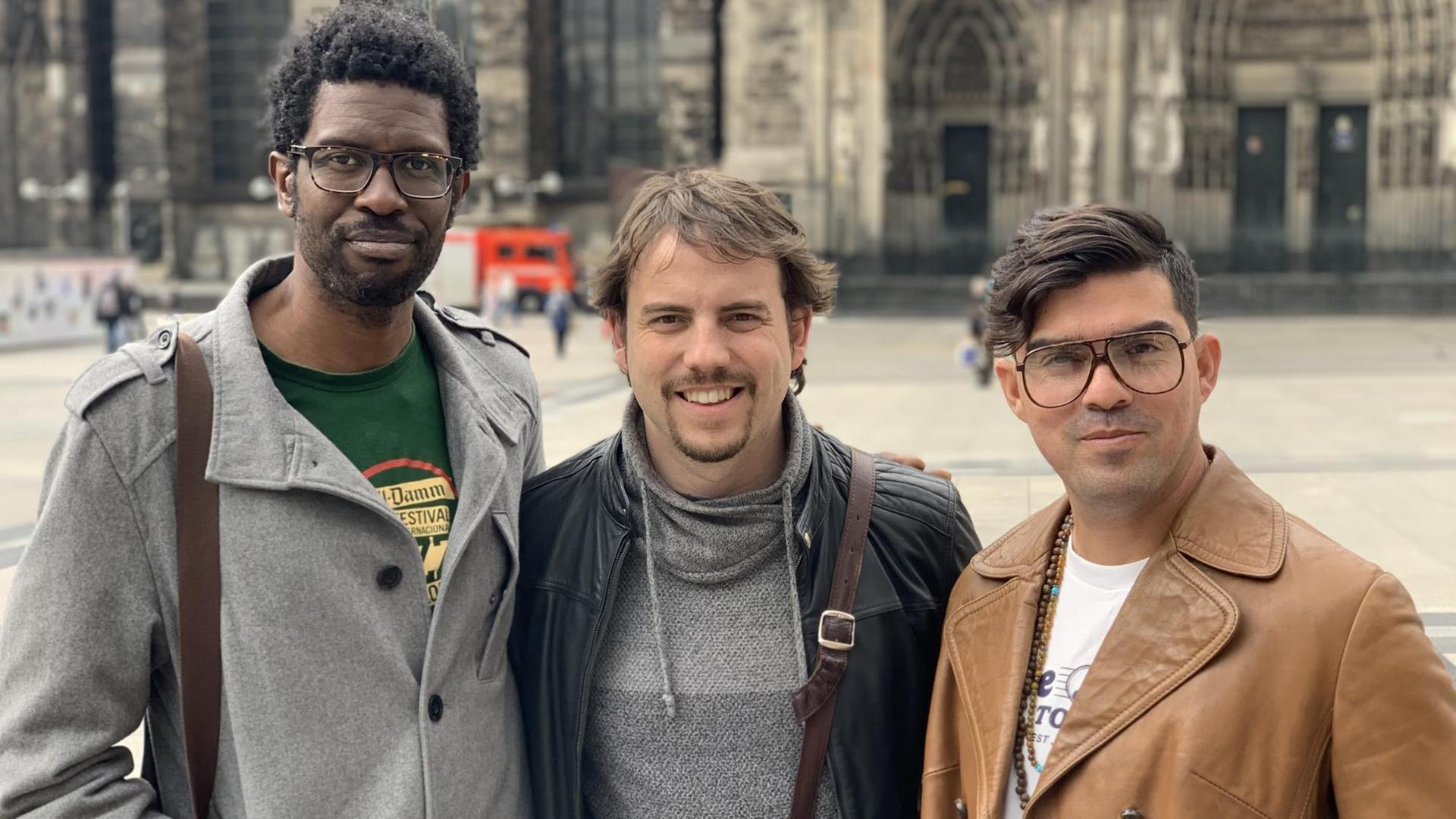 Das Daniel Garcia Trio steht vor dem Kölner Dom Das Daniel Garcia Trio steht vor dem Kölner Dom