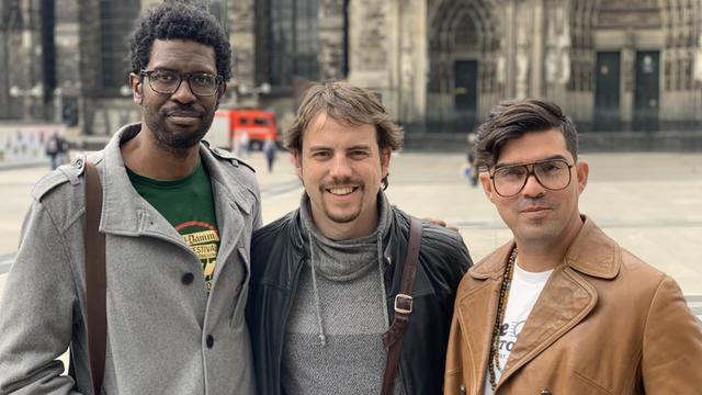 Das Daniel Garcia Trio steht vor dem Kölner Dom