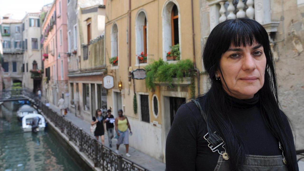 Die mexikanische Künstlerin Teresa Margolles in Venedig. Die mexikanische Künstlerin Teresa Margolles in Venedig.