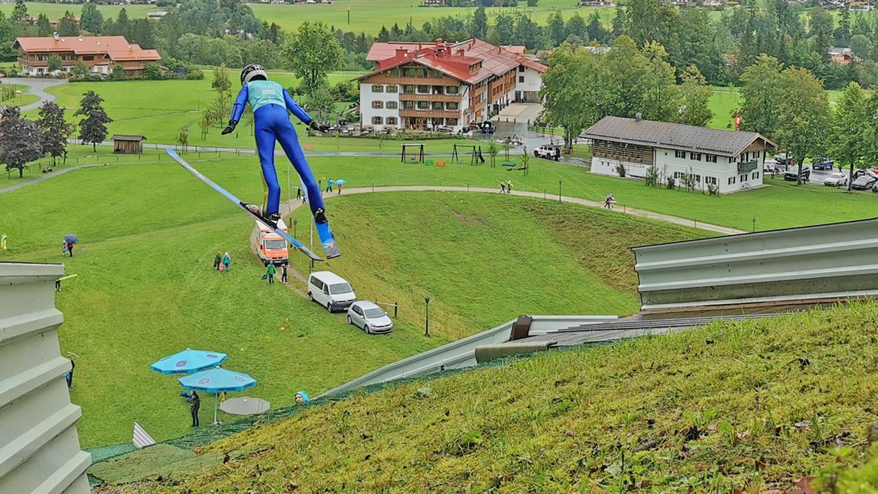 Ein Kind direkt nach dem Absprung von der Skisprungschanze. Ein Kind direkt nach dem Absprung von der Skisprungschanze.
