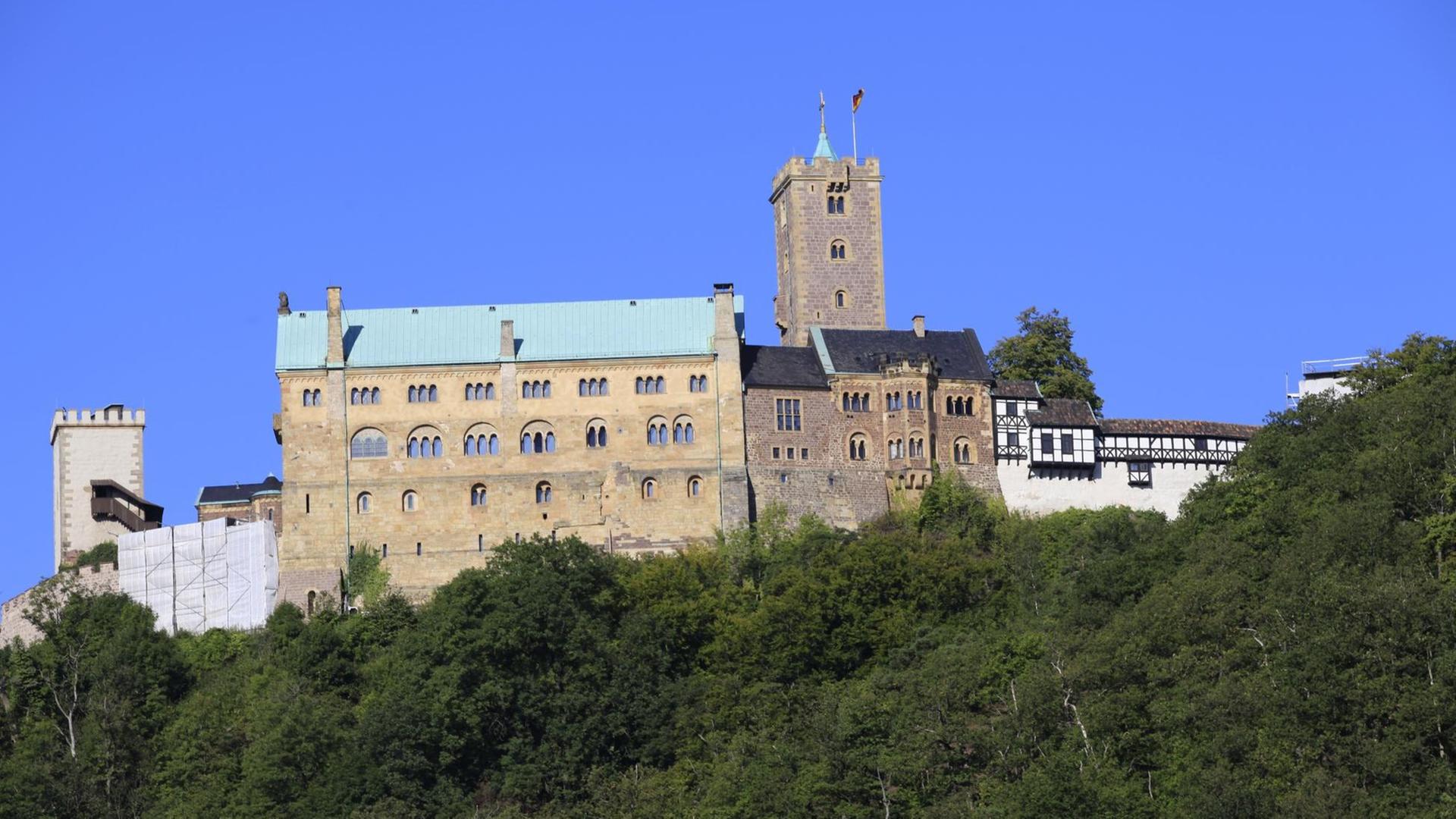Die Wartburg ist eine Burg in Thüringen. Sie liegt über der Stadt Eisenach am nordwestlichen Ende des Thüringer Waldes. Die Wartburg ist eine Burg in Thüringen. Sie liegt über der Stadt Eisenach am nordwestlichen Ende des Thüringer Waldes.