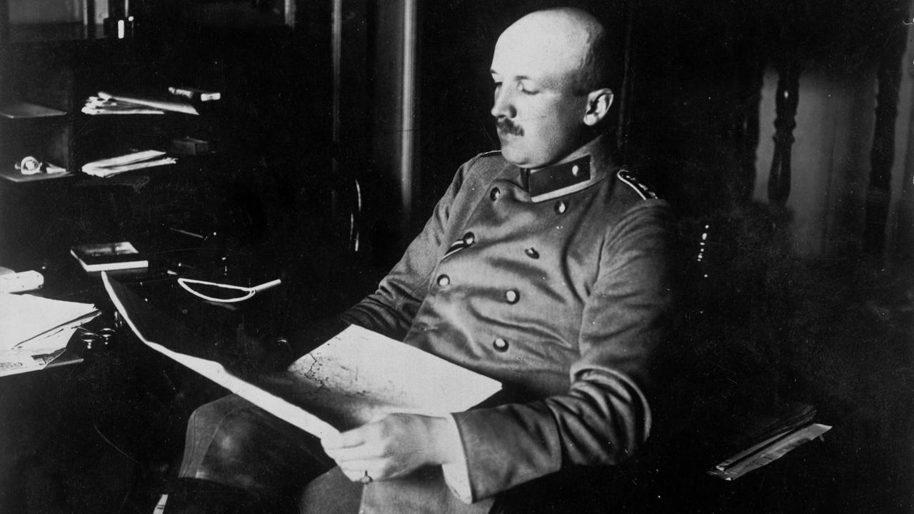 Eine historische Aufnahme zeigt Kurt Schleicher als Hauptmann beim Stab des Generalquartiermeisters Erich Ludendorff in Charleville im Juni 1916. Eine historische Aufnahme zeigt Kurt Schleicher als Hauptmann beim Stab des Generalquartiermeisters Erich Ludendorff in Charleville im Juni 1916.