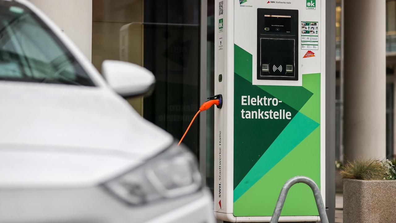Ein Elektrofahrzeug lädt an einer Ladesäule in der Innenstadt. In Halle gibt es allein von den Stadtwerken zwanzig öffentliche Elektro-Ladestationen. Kombiniert wird das Angebot auch durch Car-Sharing mit Elektrofahrzeugen. Ein Elektrofahrzeug lädt an einer Ladesäule in der Innenstadt. In Halle gibt es allein von den Stadtwerken zwanzig öffentliche Elektro-Ladestationen. Kombiniert wird das Angebot auch durch Car-Sharing mit Elektrofahrzeugen.