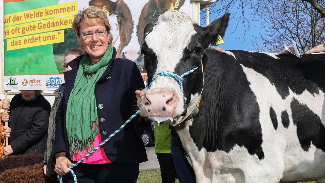 Landwirtschaftsministerin Barbara Otte-Kinast mit Kuh Diademvom Milchhof Ebeling