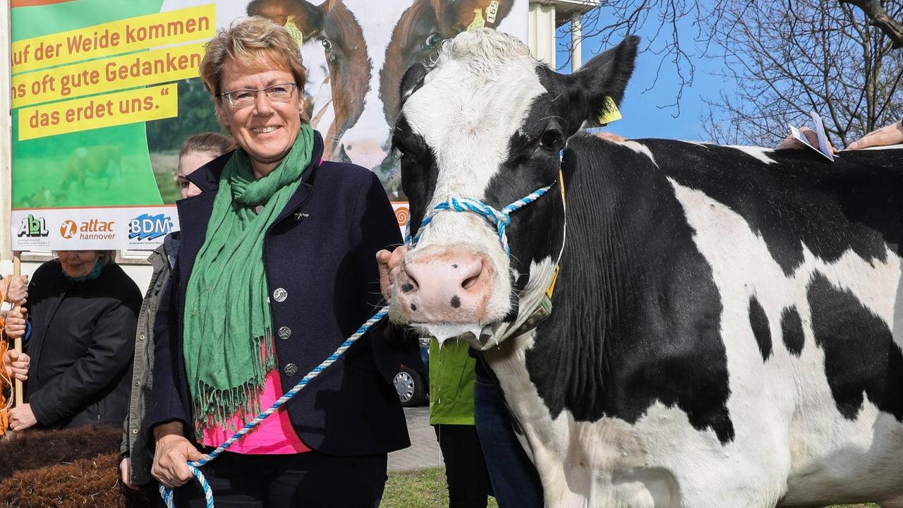 Landwirtschaftsministerin Barbara Otte-Kinast mit Kuh Diademvom Milchhof Ebeling Landwirtschaftsministerin Barbara Otte-Kinast mit Kuh Diademvom Milchhof Ebeling
