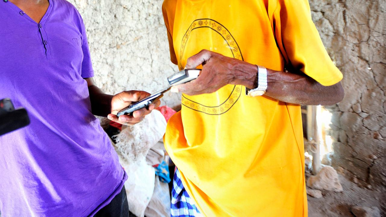 Whistleblower gesucht: Mit Smartphones und einer speziellen App soll in Uganda gegen Korruption und Misswirtschaft gekämpft werden. Whistleblower gesucht: Mit Smartphones und einer speziellen App soll in Uganda gegen Korruption und Misswirtschaft gekämpft werden.