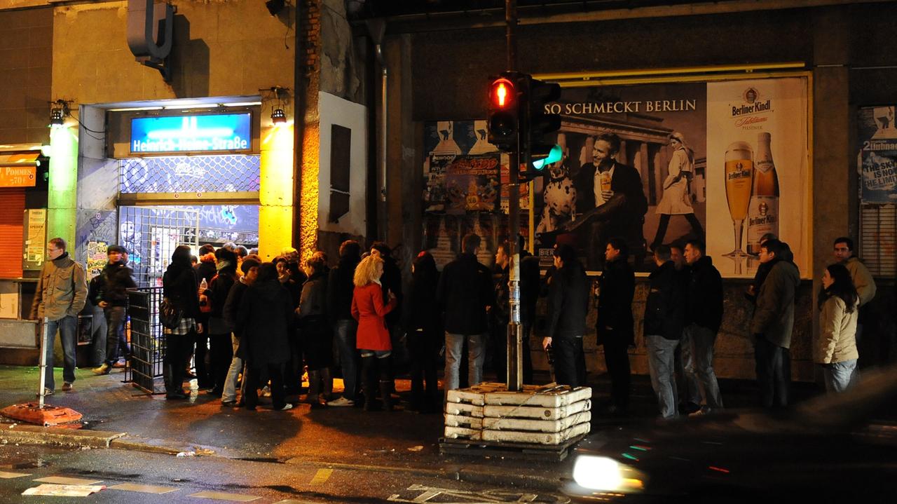 Besucher stehen in einer Schlange vor dem Sage Club in Berlin in der Heinrich-Heine-Straße. Besucher stehen in einer Schlange vor dem Sage Club in Berlin in der Heinrich-Heine-Straße.