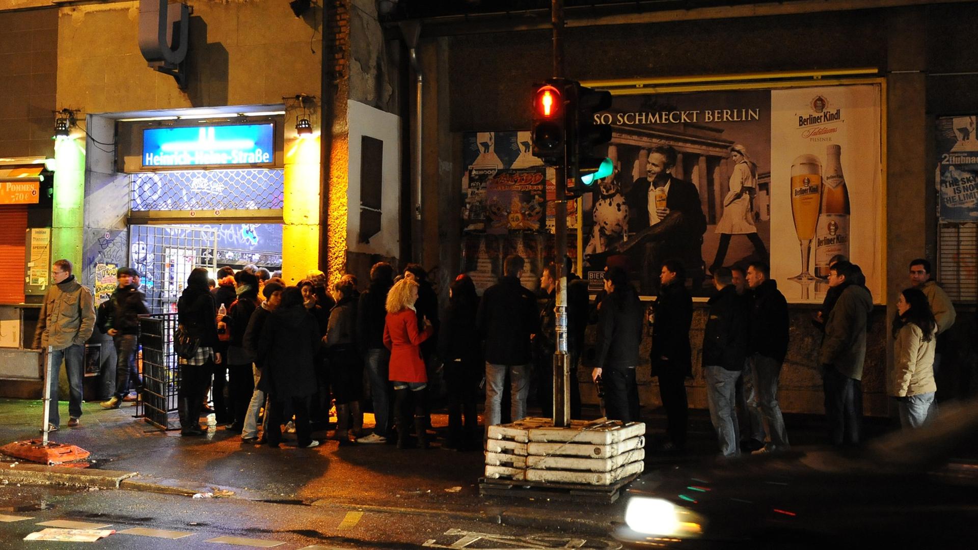 Besucher stehen in einer Schlange vor dem Sage Club in Berlin in der Heinrich-Heine-Straße. Besucher stehen in einer Schlange vor dem Sage Club in Berlin in der Heinrich-Heine-Straße.