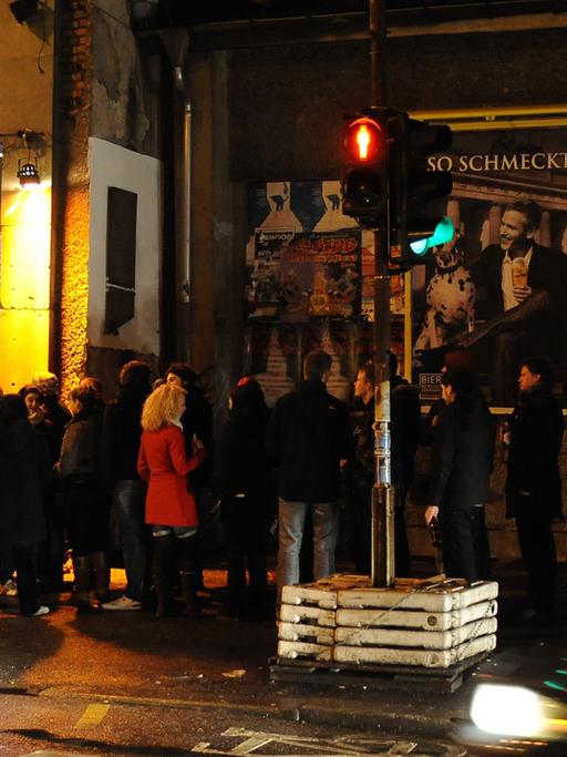 Besucher stehen in einer Schlange vor dem Sage Club in Berlin in der Heinrich-Heine-Straße.