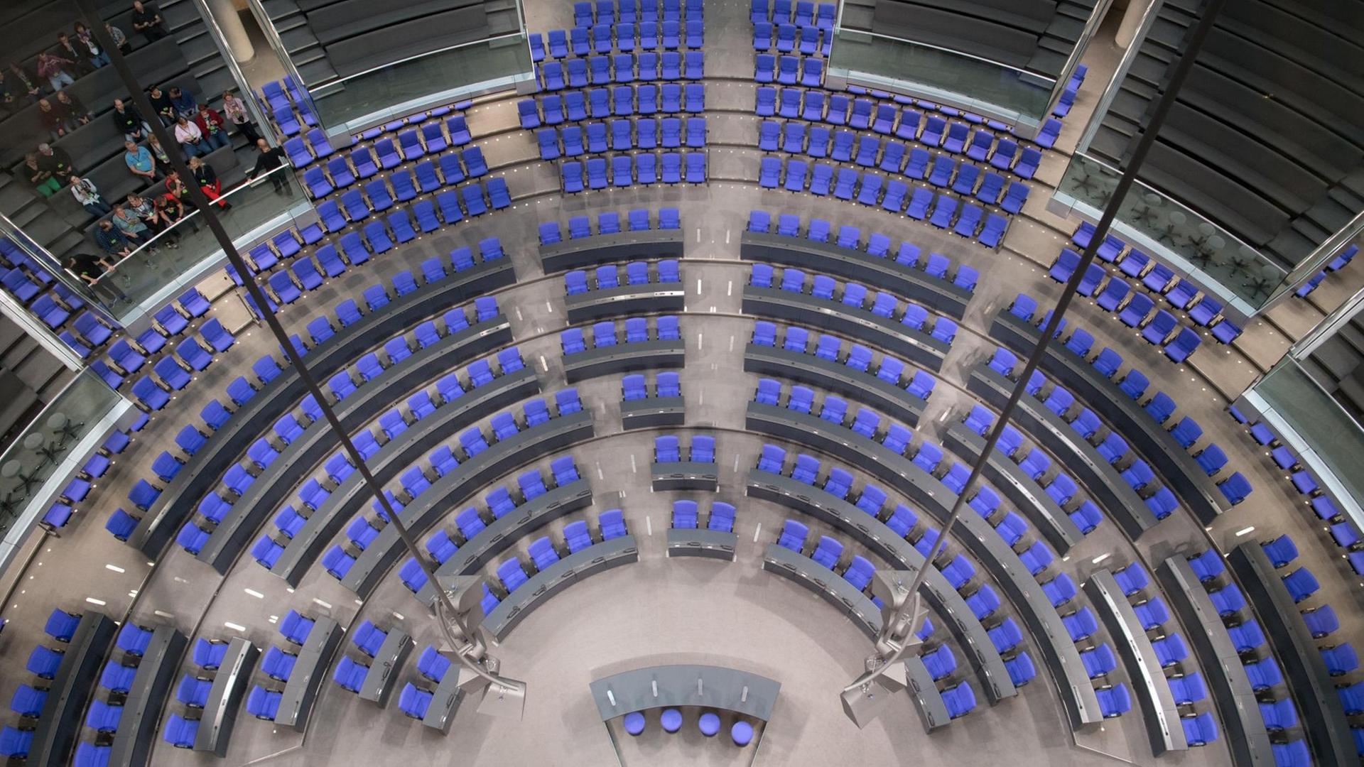 Eine Gruppe Besucher sitzt im Plenarsaal im Reichstag in Berlin. Eine Gruppe Besucher sitzt im Plenarsaal im Reichstag in Berlin.