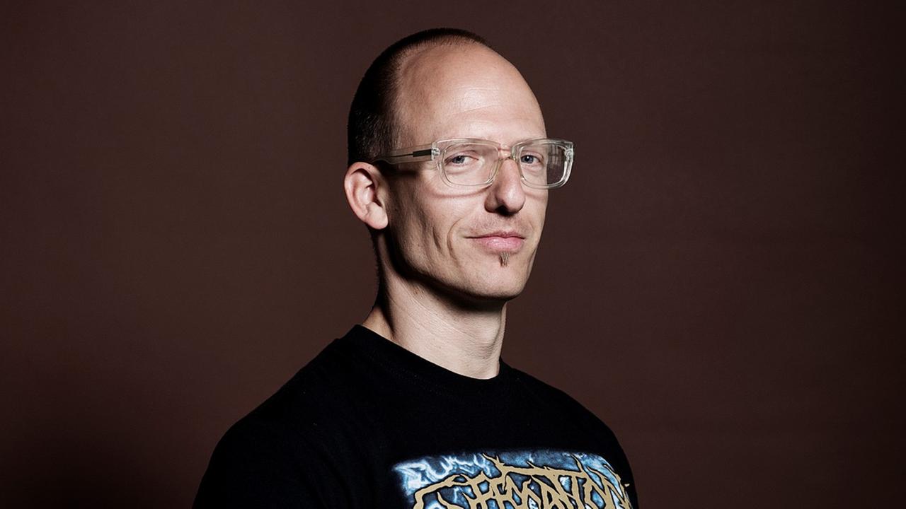 der Kunstwissenschaftler Jörg Scheller, im T-Shirt mit Brille der Kunstwissenschaftler Jörg Scheller, im T-Shirt mit Brille