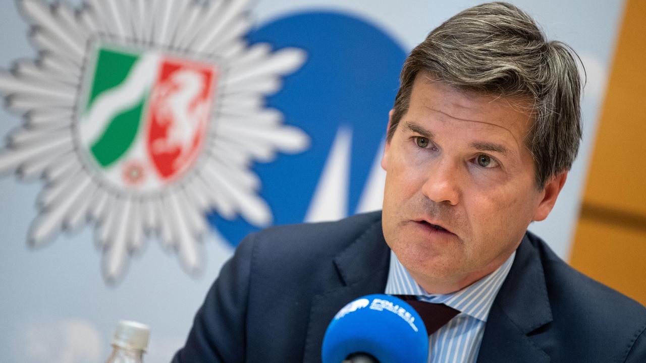 Ulrich Bremer, der zuständige Staatsanwalt für den Missbrauchsfall in Bergisch Gladbach spricht während einer Pressekonferenz Ulrich Bremer, der zuständige Staatsanwalt für den Missbrauchsfall in Bergisch Gladbach spricht während einer Pressekonferenz