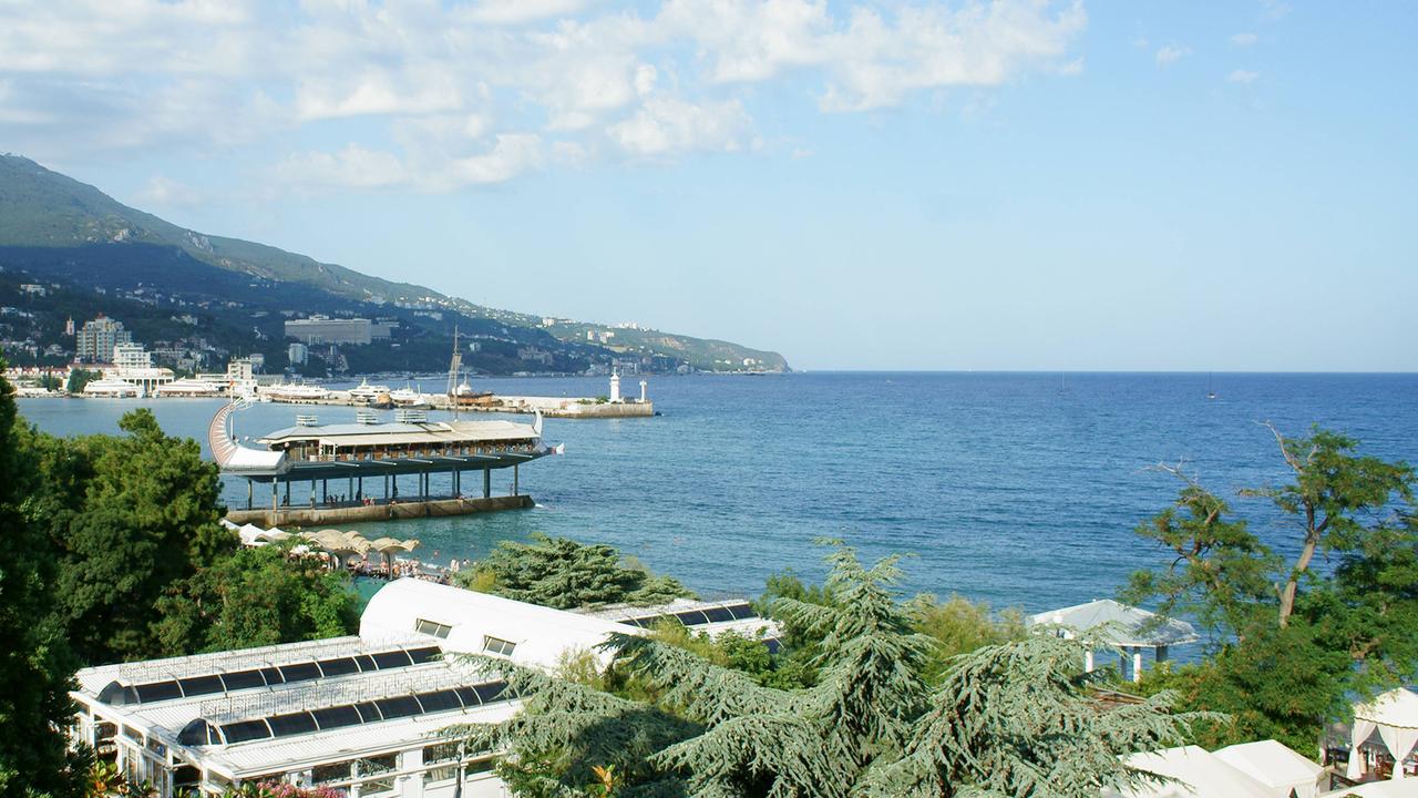 Blick auf die Bucht von Jalta, Kur- und Urlaubsort auf der Krim. Blick auf die Bucht von Jalta, Kur- und Urlaubsort auf der Krim.