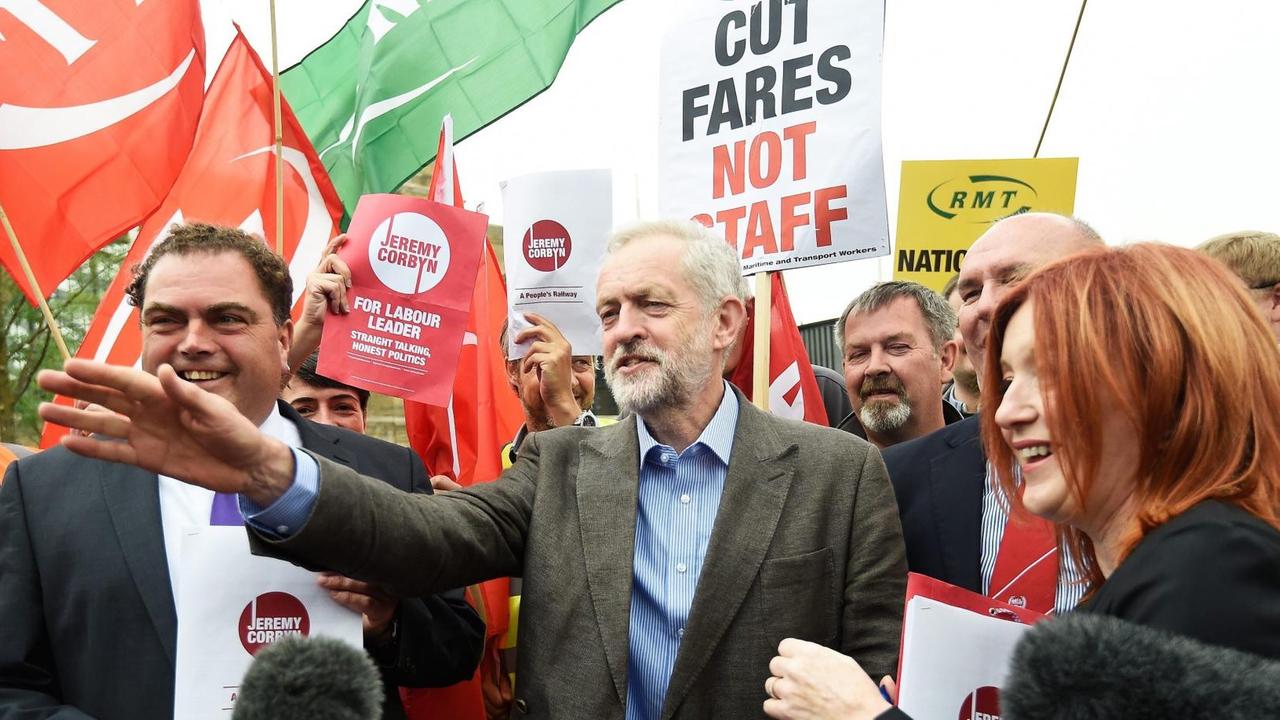 Der Kandidat für den Labour-Vorsitz, Jeremy Corbyn, spricht mit Reportern in London Der Kandidat für den Labour-Vorsitz, Jeremy Corbyn, spricht mit Reportern in London