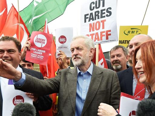 Der Kandidat für den Labour-Vorsitz, Jeremy Corbyn, spricht mit Reportern in London