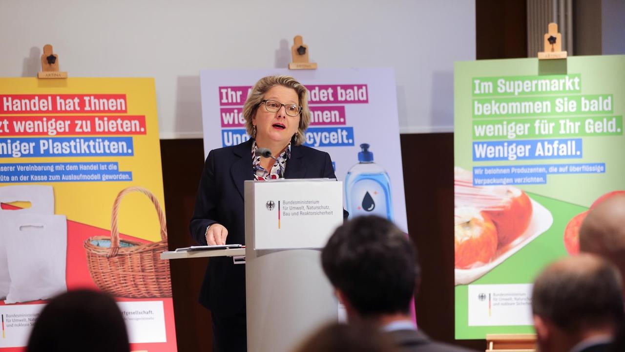 Svenja Schulze (SPD), Bundesumweltministerin, stellt auf einer Pressekonferenz im Bundesumweltministerium einen Fünf-Punkte-Plan für weniger Plastik und mehr Recycling vor. Schulze will nach einem Medienbericht mit dem Handel eine Selbstverpflichtung zur Reduzierung von Plastikmüll vereinbaren. Svenja Schulze (SPD), Bundesumweltministerin, stellt auf einer Pressekonferenz im Bundesumweltministerium einen Fünf-Punkte-Plan für weniger Plastik und mehr Recycling vor. Schulze will nach einem Medienbericht mit dem Handel eine Selbstverpflichtung zur Reduzierung von Plastikmüll vereinbaren.
