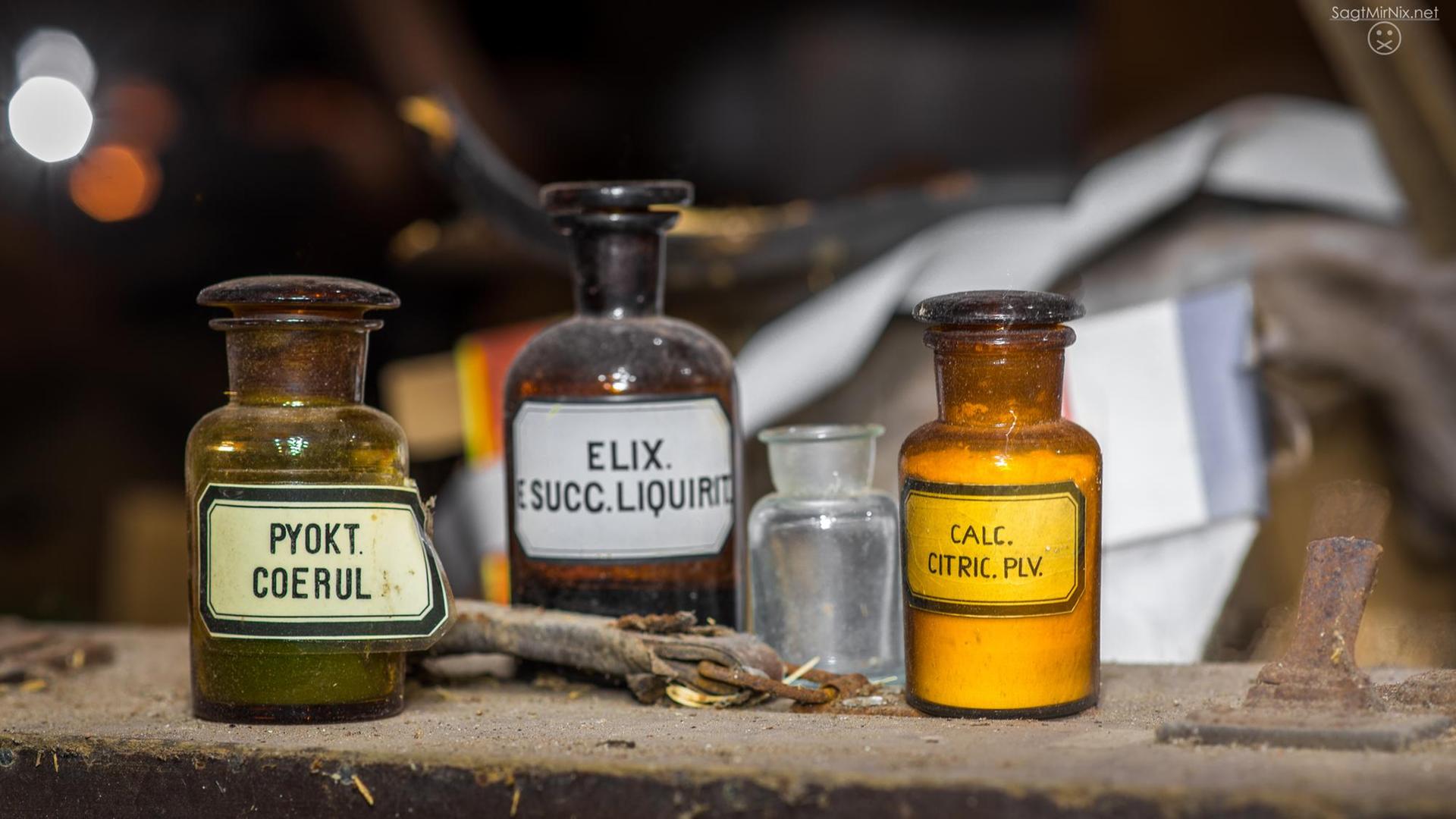 Apothekerflaschen in einem verlassenen Bauernhof Apothekerflaschen in einem verlassenen Bauernhof