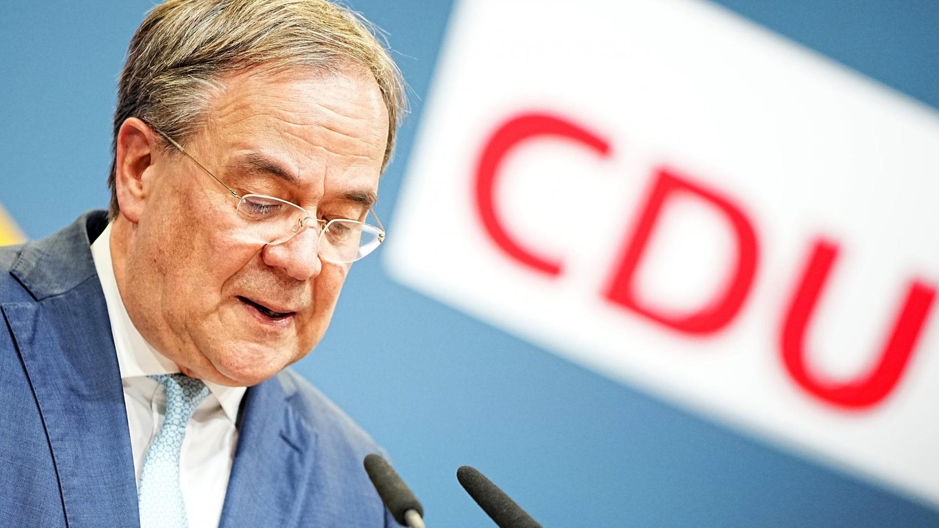 Armin Laschet, CDU-Bundesvorsitzender und Ministerpräsident von Nordrhein-Westfalen, gibt ein Pressestatement zum Fortgang der Sondierungsgespräche im Konrad-Adenauer-Haus. Armin Laschet, CDU-Bundesvorsitzender und Ministerpräsident von Nordrhein-Westfalen, gibt ein Pressestatement zum Fortgang der Sondierungsgespräche im Konrad-Adenauer-Haus.