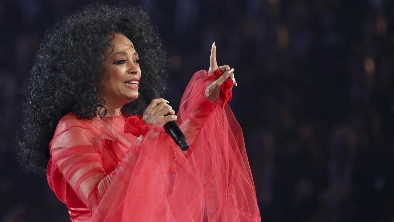 Diana Ross steht bei der Grammy-Verleihung am 10.2.2019 in Los Angeles auf der Bühne und singt ein Medley.