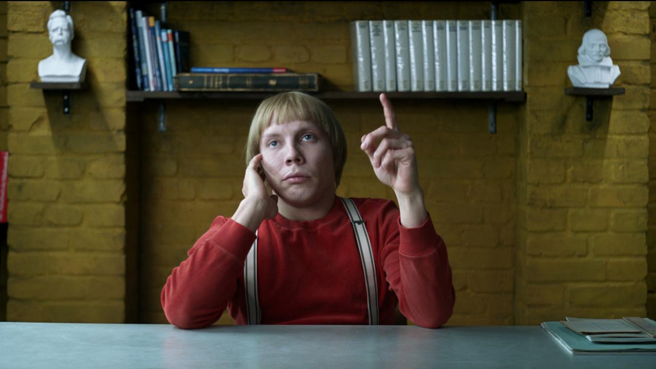 Filmszene aus Nikias Chryssos' Film "der Bunker": Zu sehen ist der 30-jährige Schauspieler Daniel Fripan, der einen achtjährigen Jungen beim Unterricht verkörpert. Filmszene aus Nikias Chryssos' Film "der Bunker": Zu sehen ist der 30-jährige Schauspieler Daniel Fripan, der einen achtjährigen Jungen beim Unterricht verkörpert.
