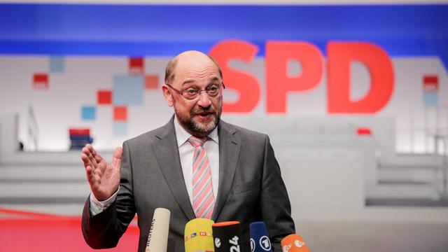 Der SPD-Parteivorsitzende Martin Schulz beim Hallenrundgang vor dem SPD-Bundesparteitag