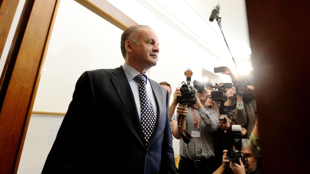 Zu sehen ist Andrej Kiska in der Wahlkampfzentrale in Bratislava. Er ist von Kamerateams und Fotografen umgeben. Zu sehen ist Andrej Kiska in der Wahlkampfzentrale in Bratislava. Er ist von Kamerateams und Fotografen umgeben.