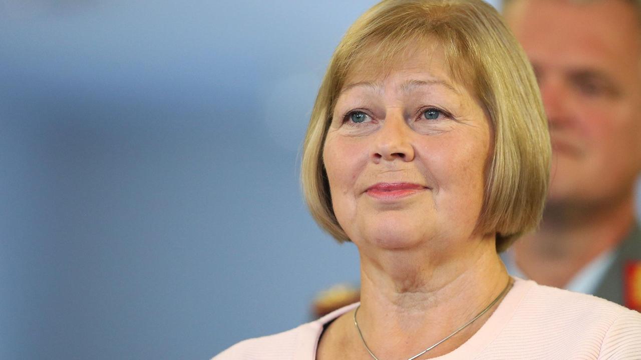 21.08.2019, Sachsen-Anhalt, Magdeburg: Gabriele Brakebusch, Landtagspräsidentin von Sachsen-Anhalt, aufgenommen waehrend der Verleihung des Ehrenkreuzes der Bundeswehr in Gold. Das Ehrenkreuz in Gold ist die höchste militärische Auszeichnung, die in Deutschland einem Zivilisten verliehen werden kann. Brakebusch erhält die Auszeichnung für ihr langjähriges und außergewöhnliches Engagement für die Bundeswehr. Foto: Ronny Hartmann/dpa-Zentralbild/ZB | Verwendung weltweit 21.08.2019, Sachsen-Anhalt, Magdeburg: Gabriele Brakebusch, Landtagspräsidentin von Sachsen-Anhalt, aufgenommen waehrend der Verleihung des Ehrenkreuzes der Bundeswehr in Gold. Das Ehrenkreuz in Gold ist die höchste militärische Auszeichnung, die in Deutschland einem Zivilisten verliehen werden kann. Brakebusch erhält die Auszeichnung für ihr langjähriges und außergewöhnliches Engagement für die Bundeswehr. Foto: Ronny Hartmann/dpa-Zentralbild/ZB | Verwendung weltweit